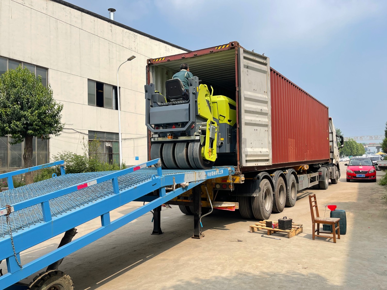 發(fā)往俄羅斯圣彼得堡20臺思拓瑞克雙鋼輪、鋼膠壓路機(jī)裝柜進(jìn)行時···