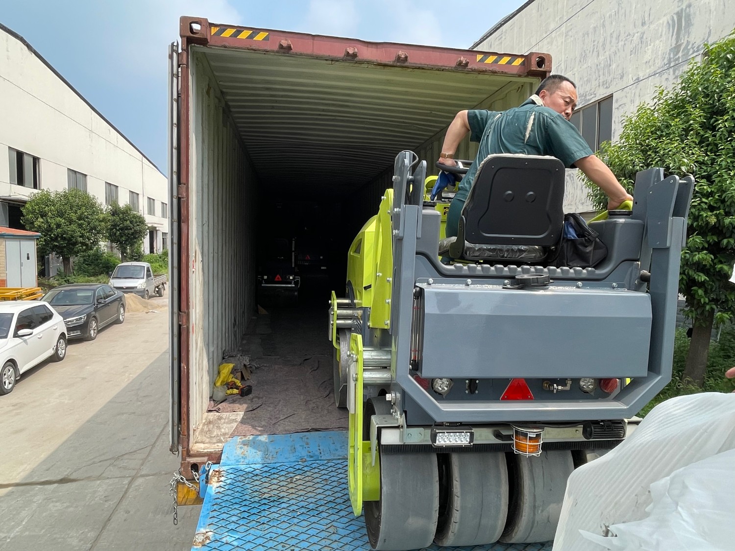 發(fā)往俄羅斯圣彼得堡20臺思拓瑞克雙鋼輪、鋼膠壓路機(jī)裝柜進(jìn)行時···